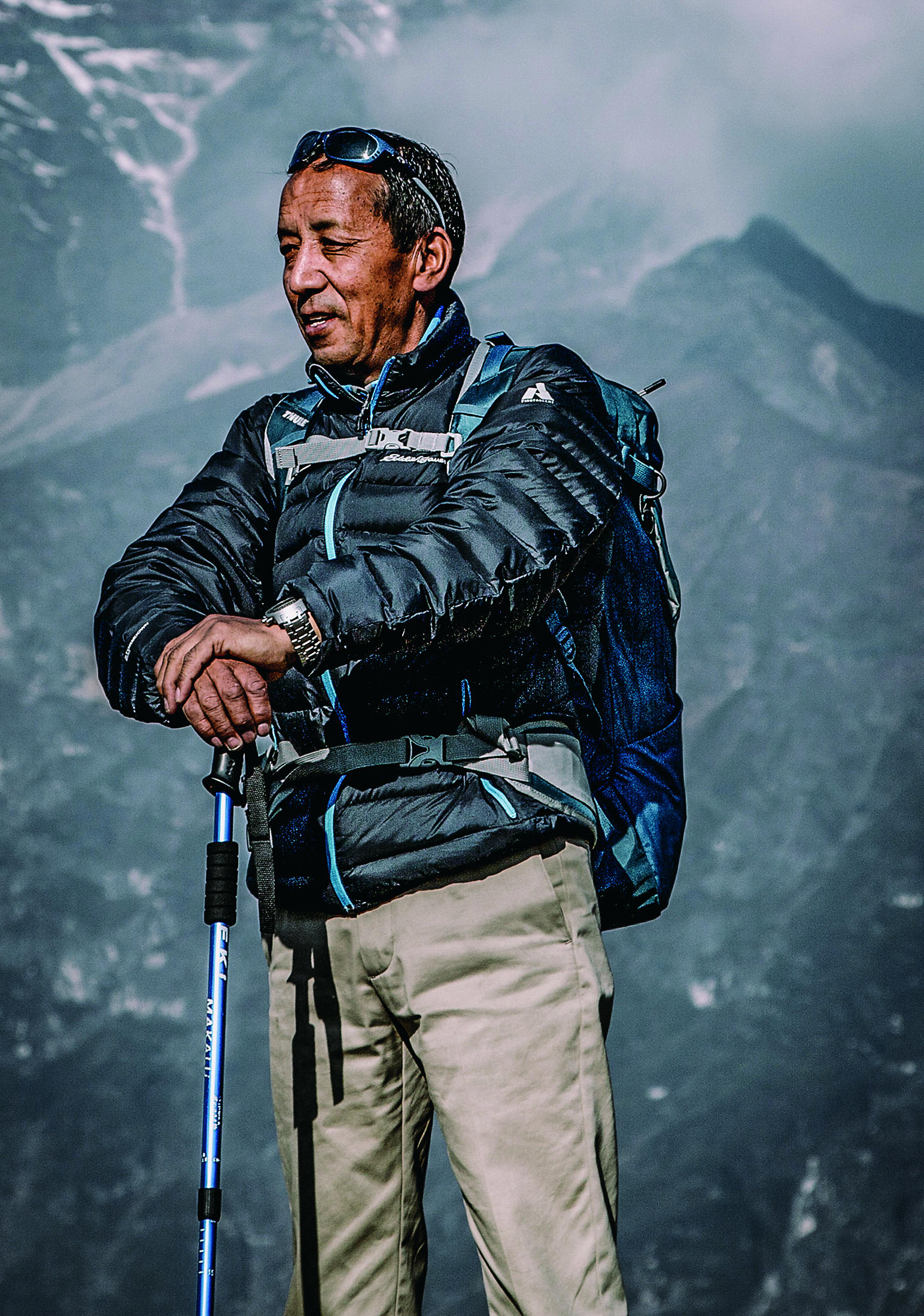 El montañero, de pie, ante la coordillera más alta del mundo.