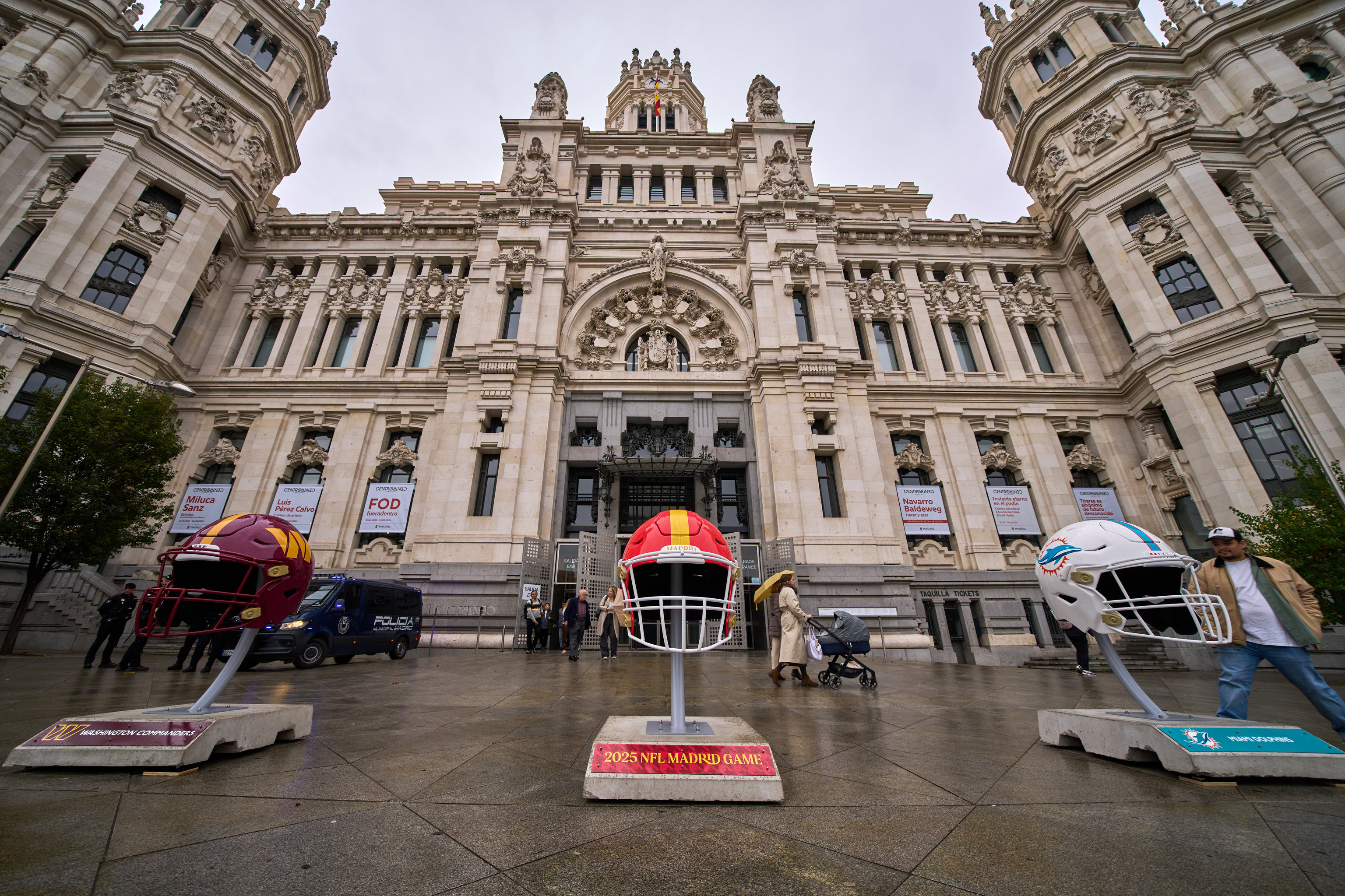 Un casco gigante de la NFL, el jueves en el Palacio de Cibeles.