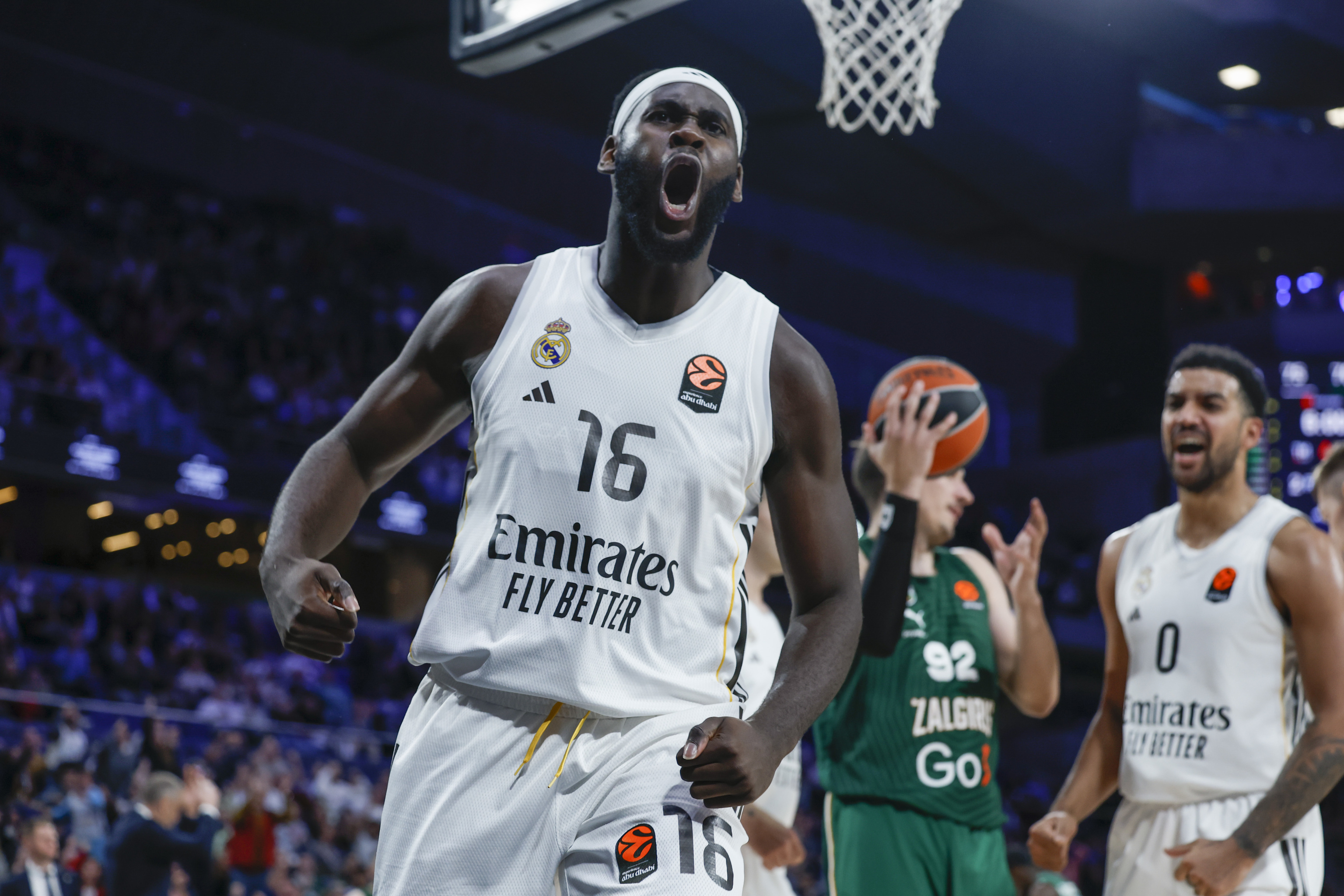 Garuba celebra una de sus canastas al Zalgiris.