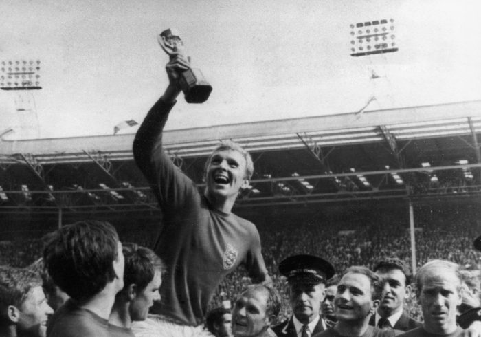 De campeón del mundo a 'ladrón' de joyas: la esperpéntica historia de Bobby Moore, el 'Sir' inglés que anuló a Pelé