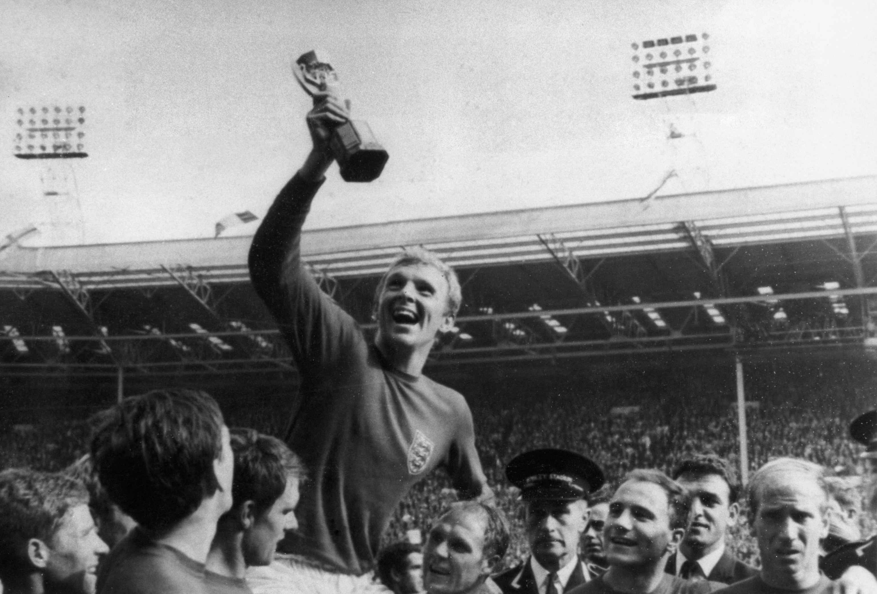 Moore levanta la Copa Jules Rimet en Wembley en 1966.