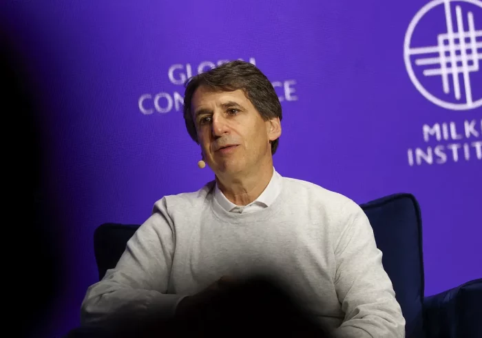 De los 'bonos basura' a la gestión de Gaza, pasando por Jeffrey Epstein: la increíble historia de Apollo, el gigante de Wall Street que ha comprado el Atlético