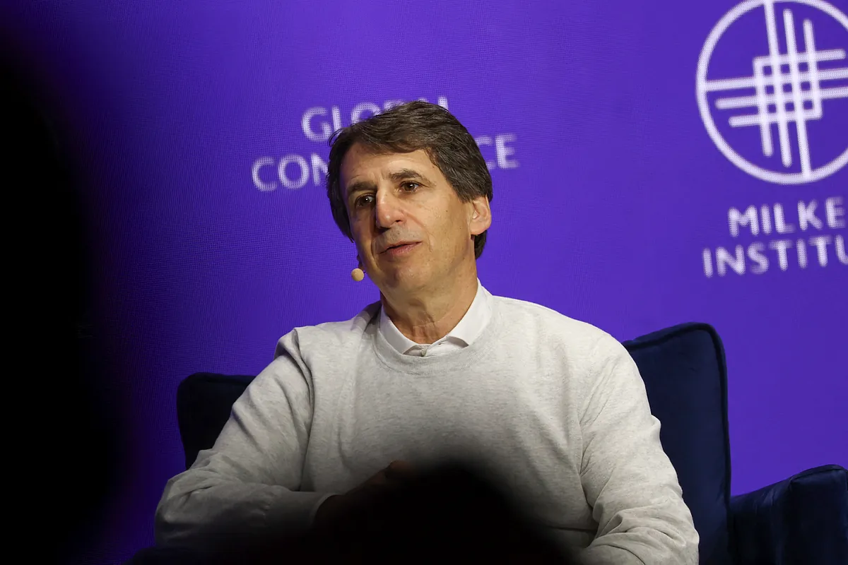 De los 'bonos basura' a la gestión de Gaza, pasando por Jeffrey Epstein: la increíble historia de Apollo, el gigante de Wall Street que ha comprado el Atlético