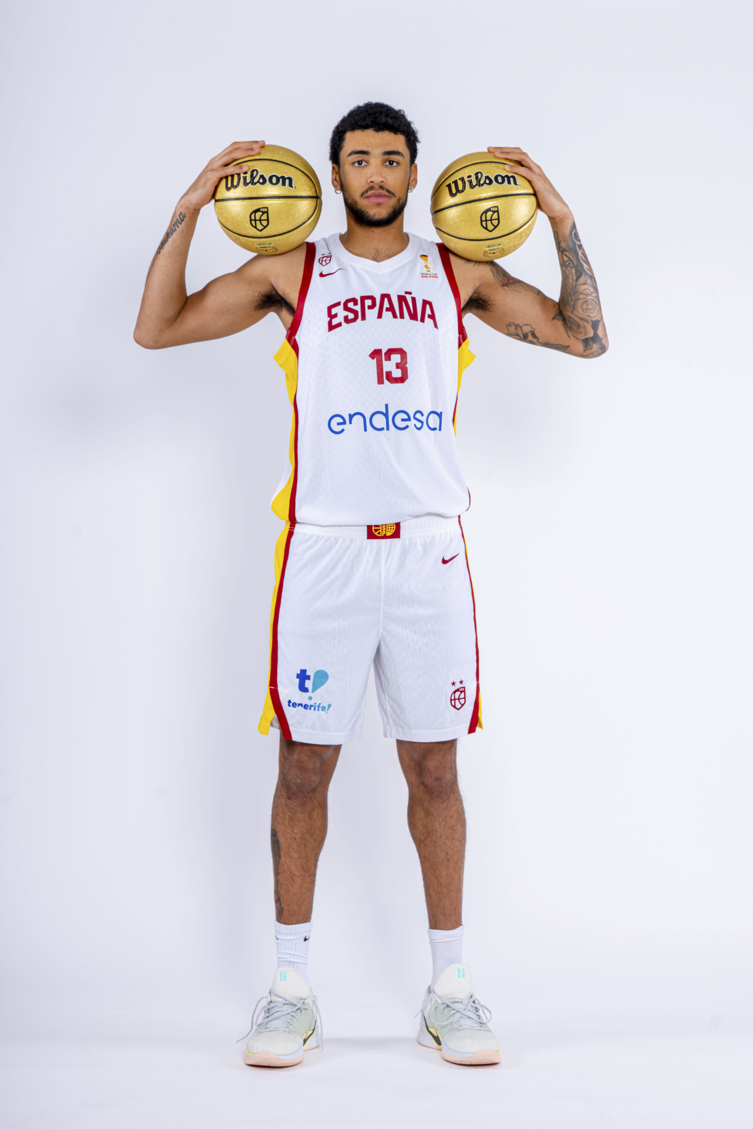 Izan Almansa, con la camiseta de la selección.