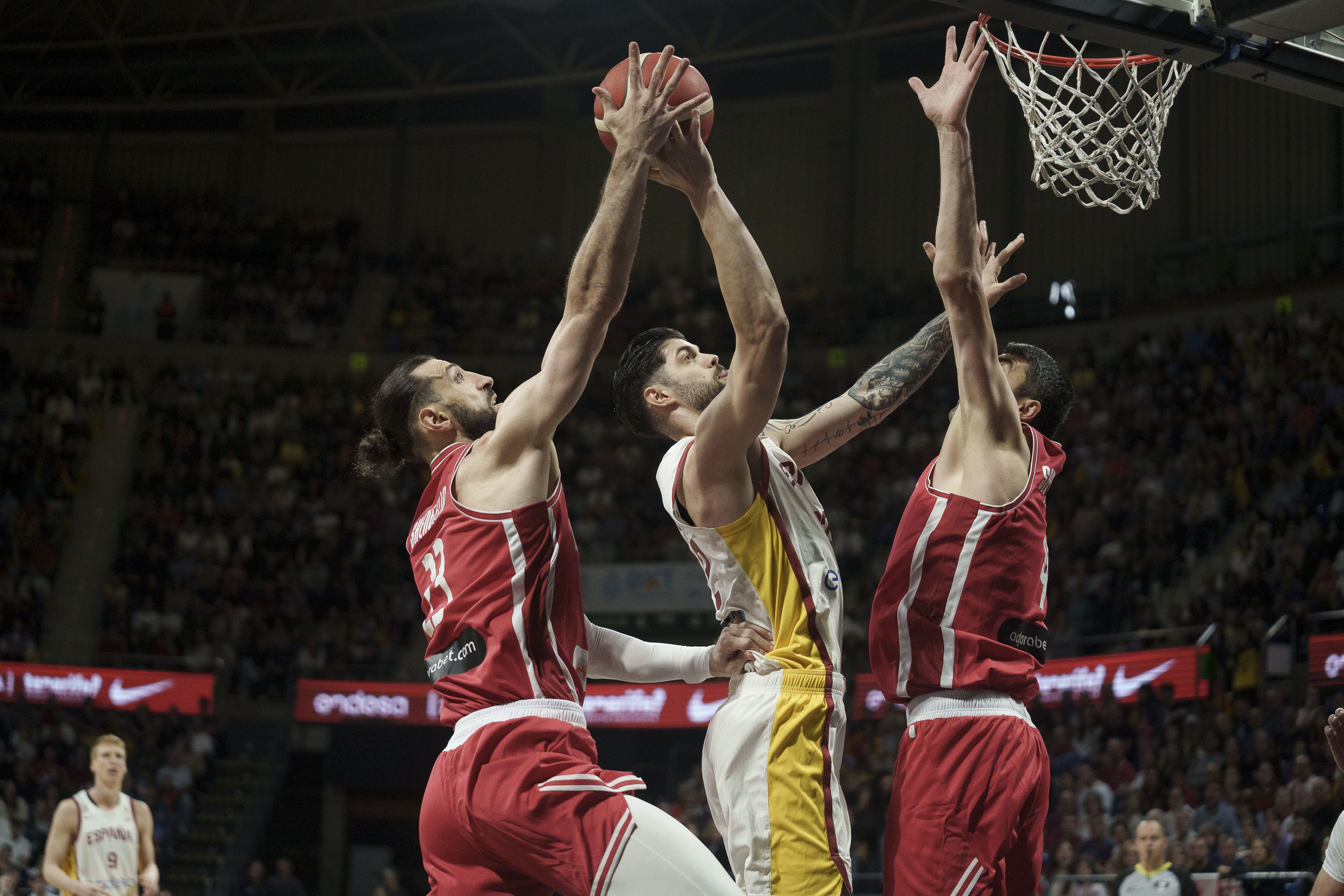 Yusta intenta anotar ante Shengelia y Shermadini.