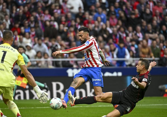 El Atlético despierta al final y golea a un Sevilla inofensivo