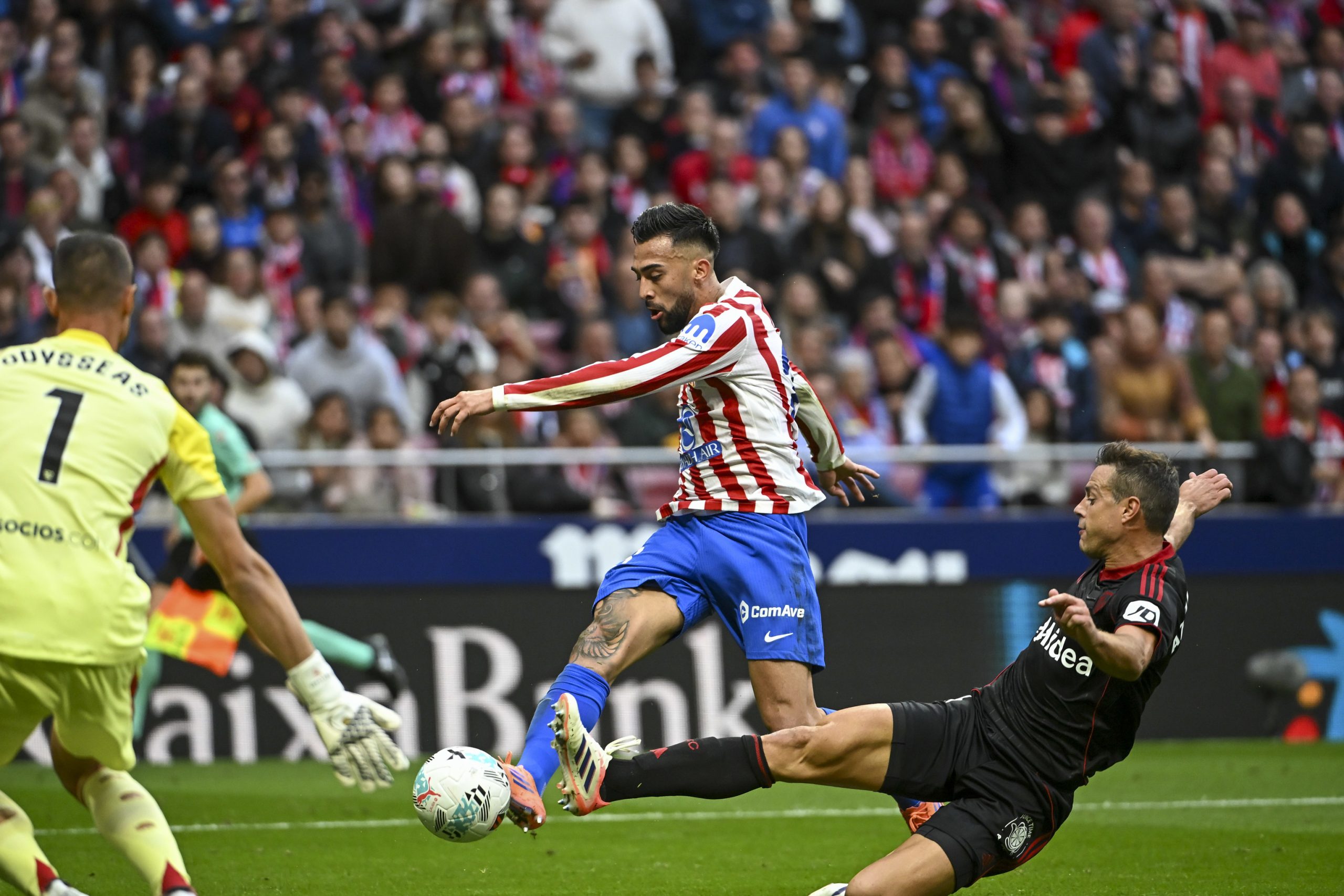 El Atlético despierta al final y golea a un Sevilla inofensivo
