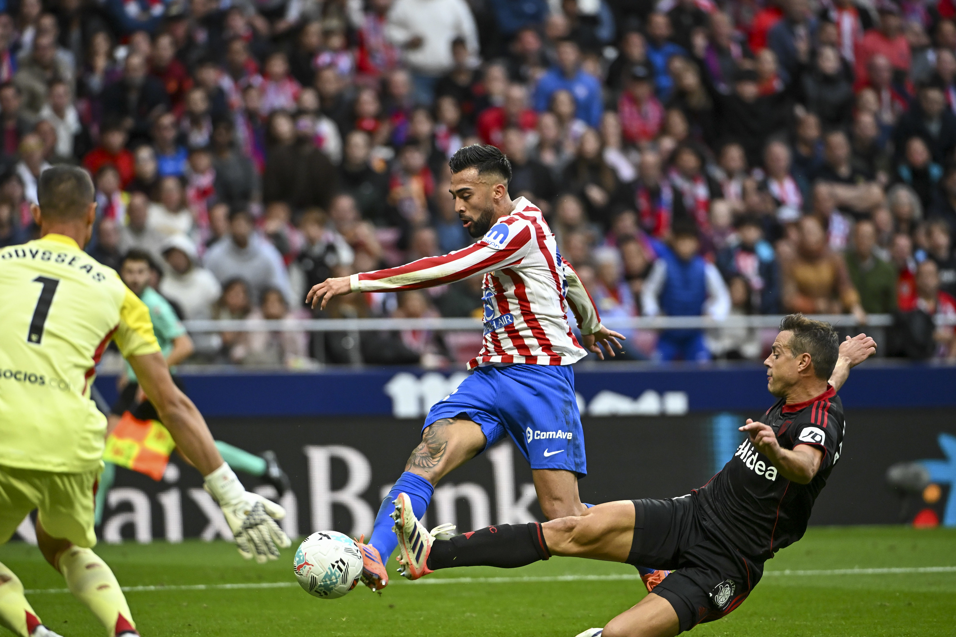 Nico remata ante Vlachodimos.