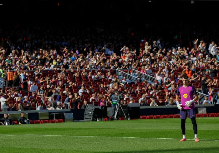 El Barça se reencuentra con el Camp Nou dos años y medio después ante 21.000 aficionados