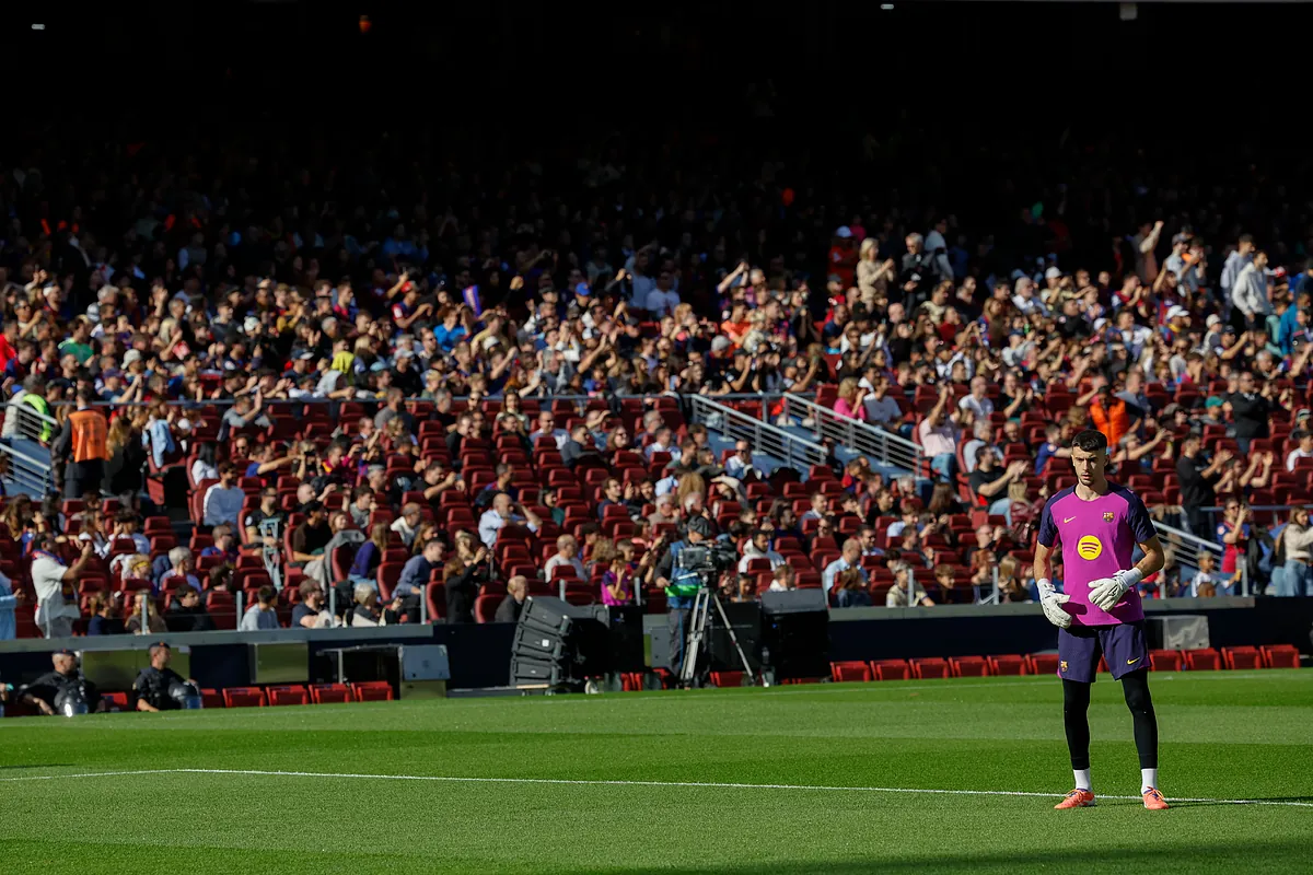 El Barça se reencuentra con el Camp Nou dos años y medio después ante 21.000 aficionados