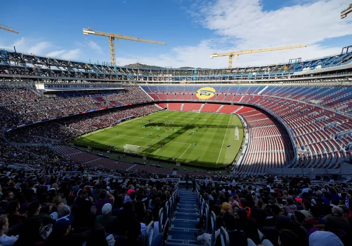 El Barça vuelve al Camp Nou: 909 días de exilio entre retrasos y polémicas