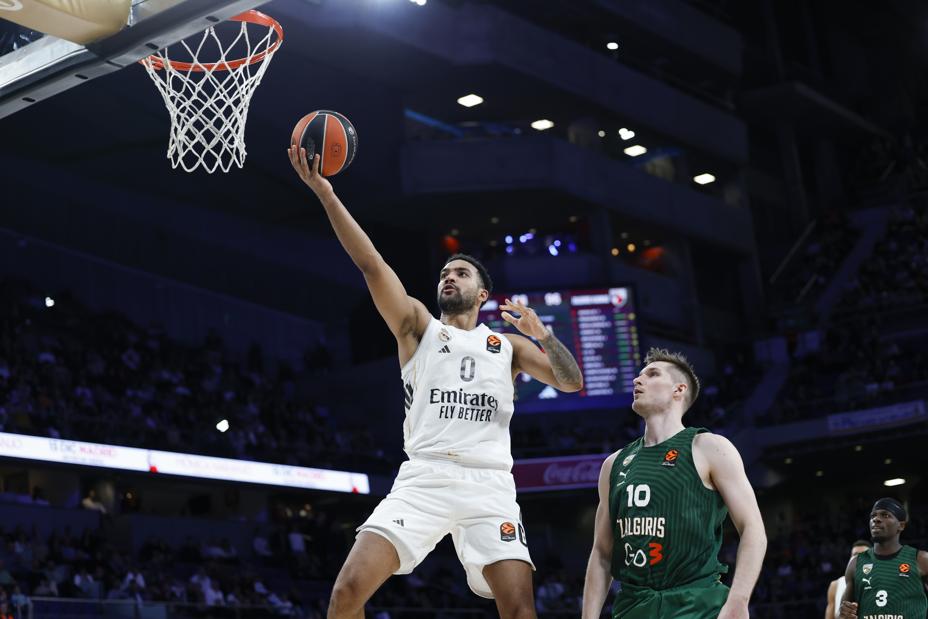 Trey Lyles anota ante Tubelis, del Zalgiris.