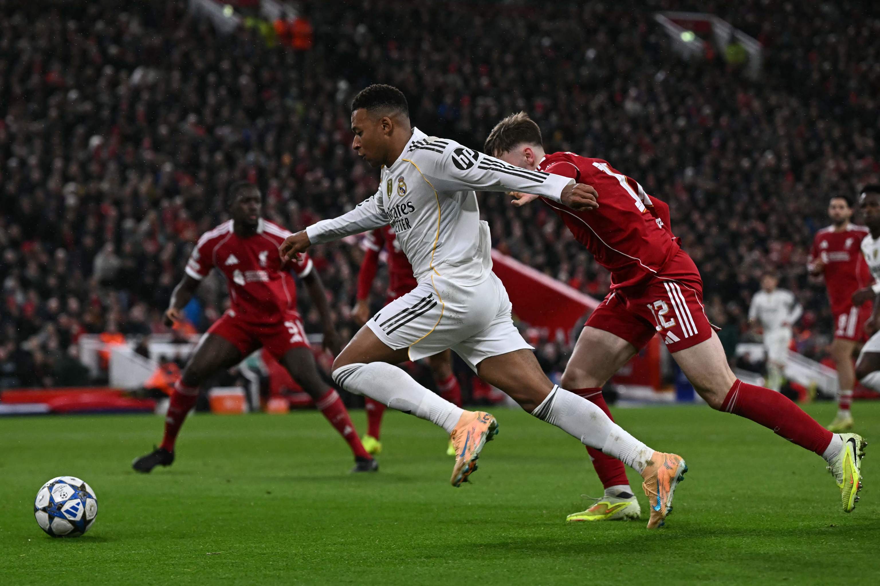 Mbappé, con el balón, el martes en Anfield.