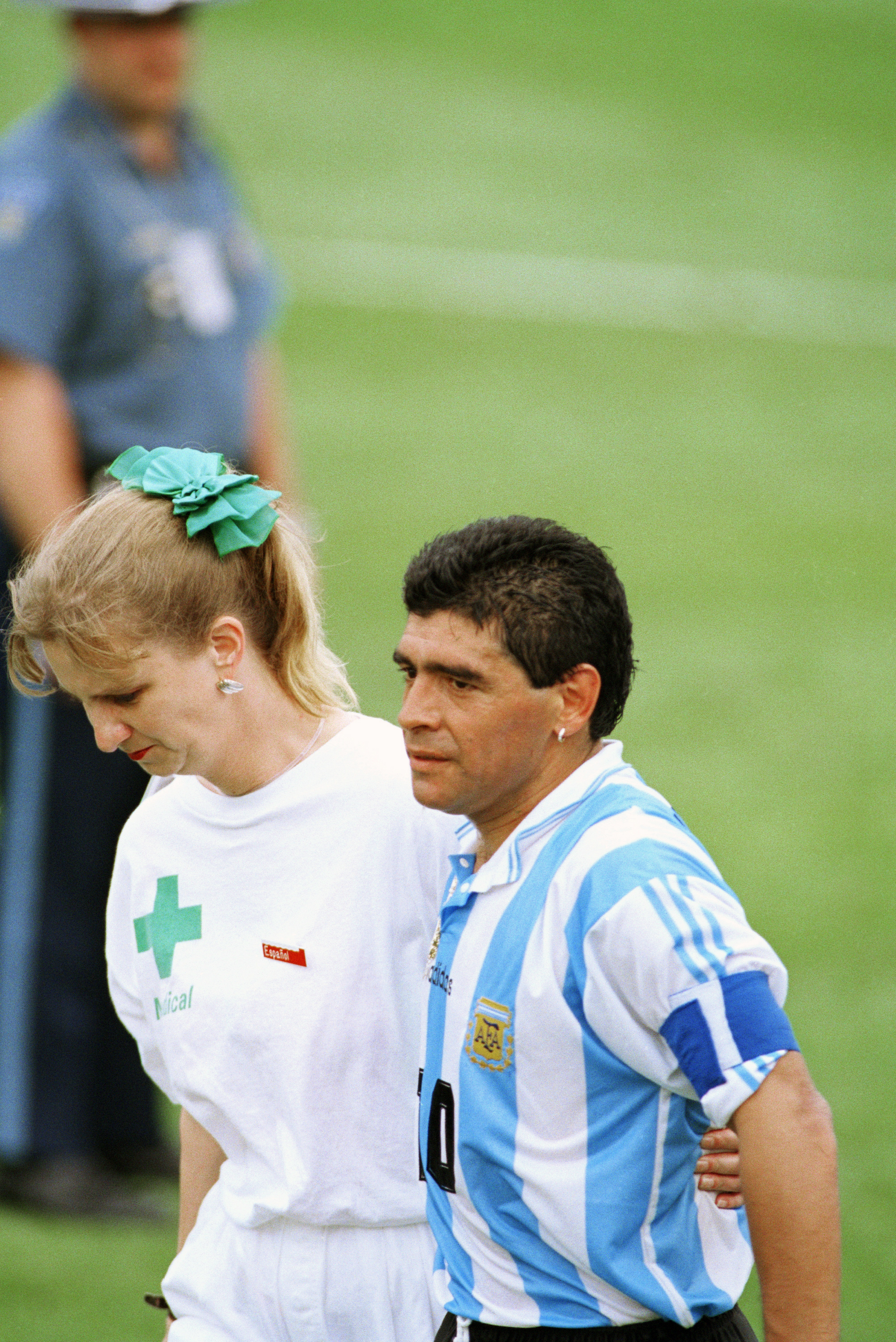 Maradona, camino del control donde terminaría dando positivo.