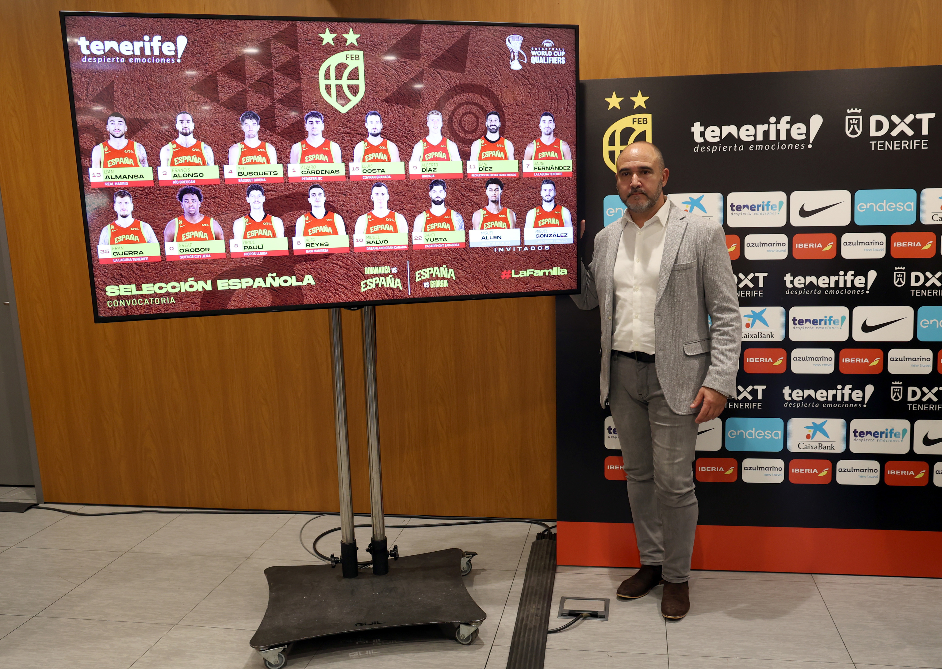 Chus Mateo, junto a la imagen de los seleccionados.