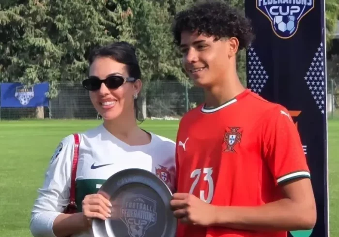 El primogénito de Cristiano Ronaldo se habitúa a las buenas costumbres y también se proclama campeón con la selección de Portugal