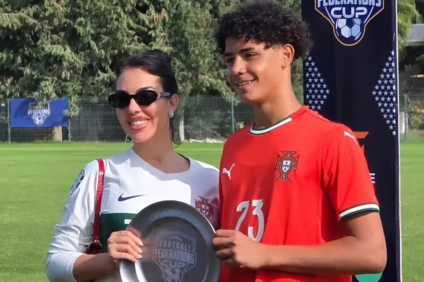 El primogénito de Cristiano Ronaldo se habitúa a las buenas costumbres y también se proclama campeón con la selección de Portugal