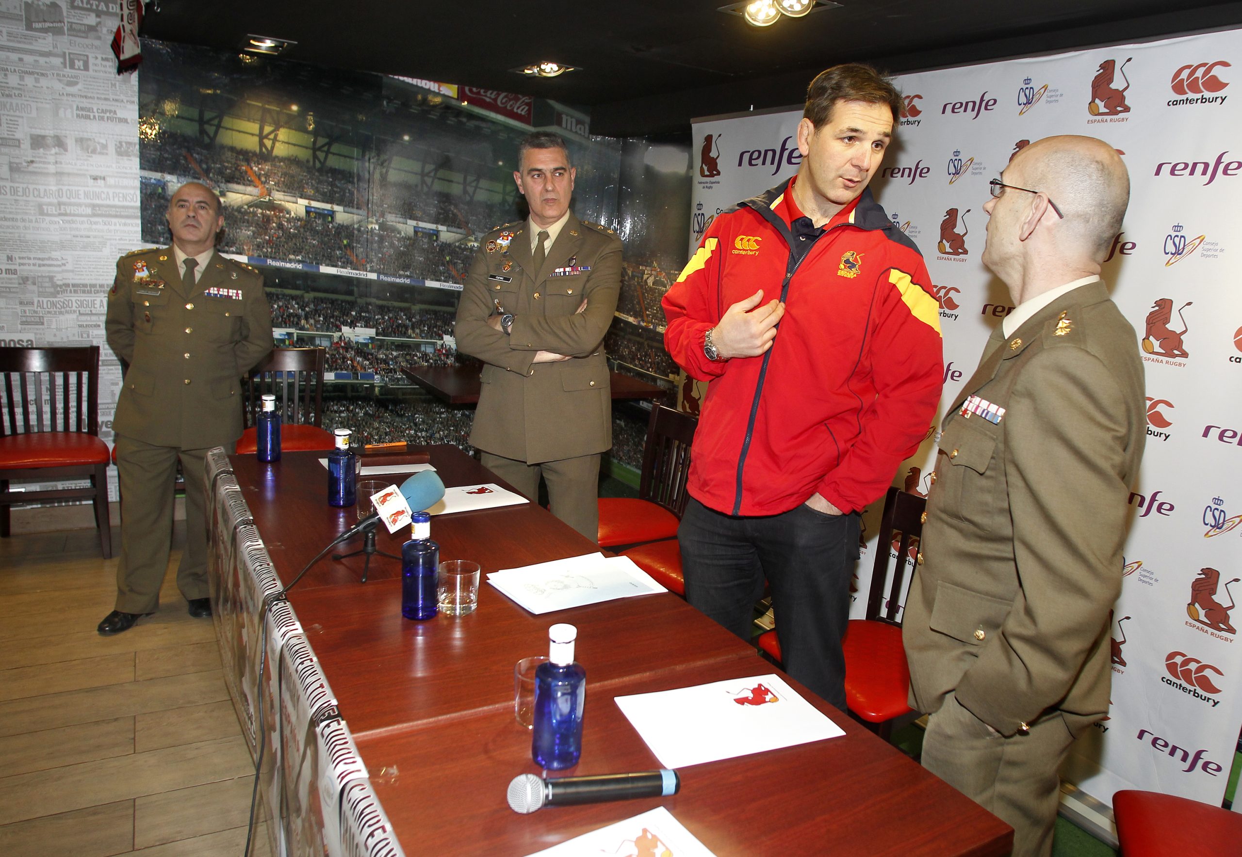 El regreso de Régis Sonnes: el viajero "innovador" que quiso modernizar el rugby español dirigirá a las Leonas