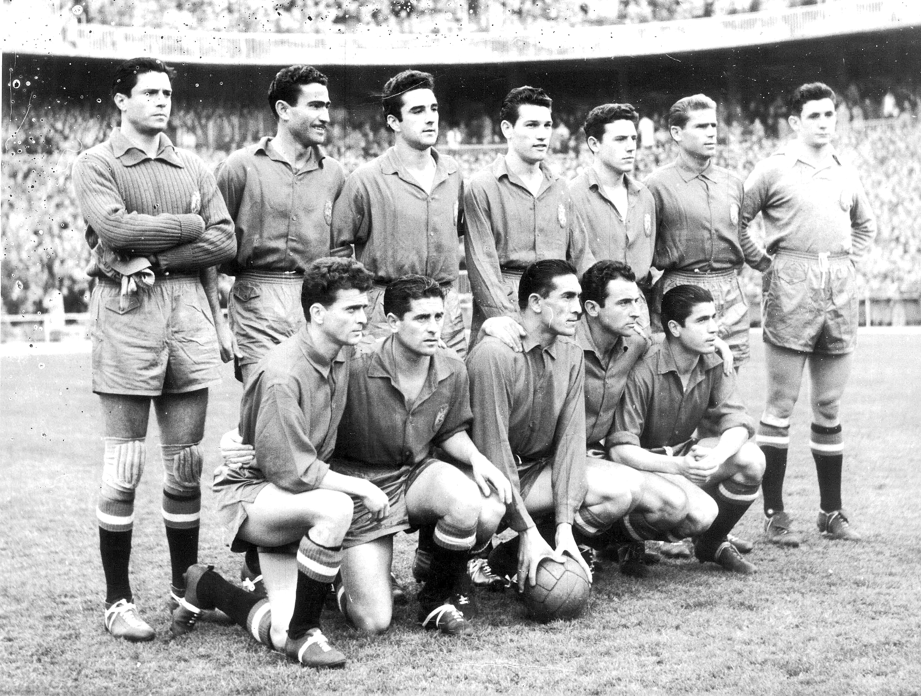 Los jugadores de la selección española posando antes de enfrentarse a Turquía en 1954.