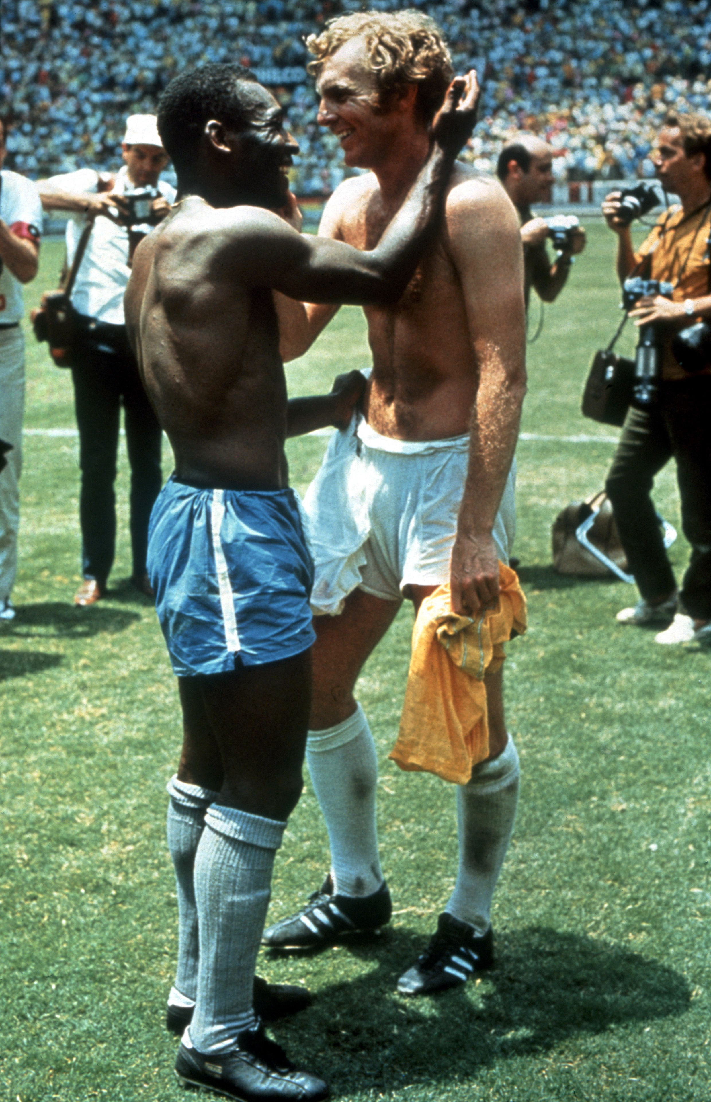 Bobby Moore y Pelé se saludan tras el Brasil-Inglaterra de México'70.