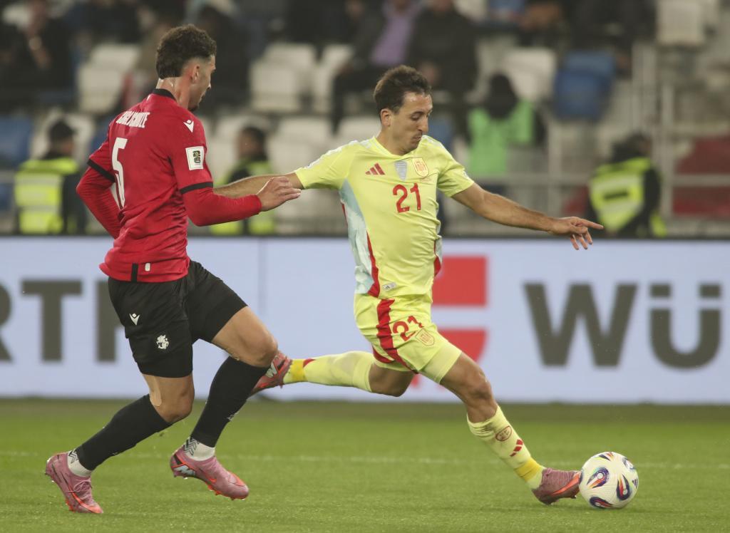 Oyarzabal remata a portería.