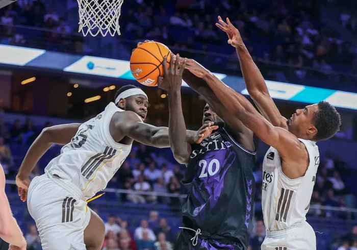 Garuba y Maledon cambian los pitos por aplausos y el Madrid remonta al Bilbao