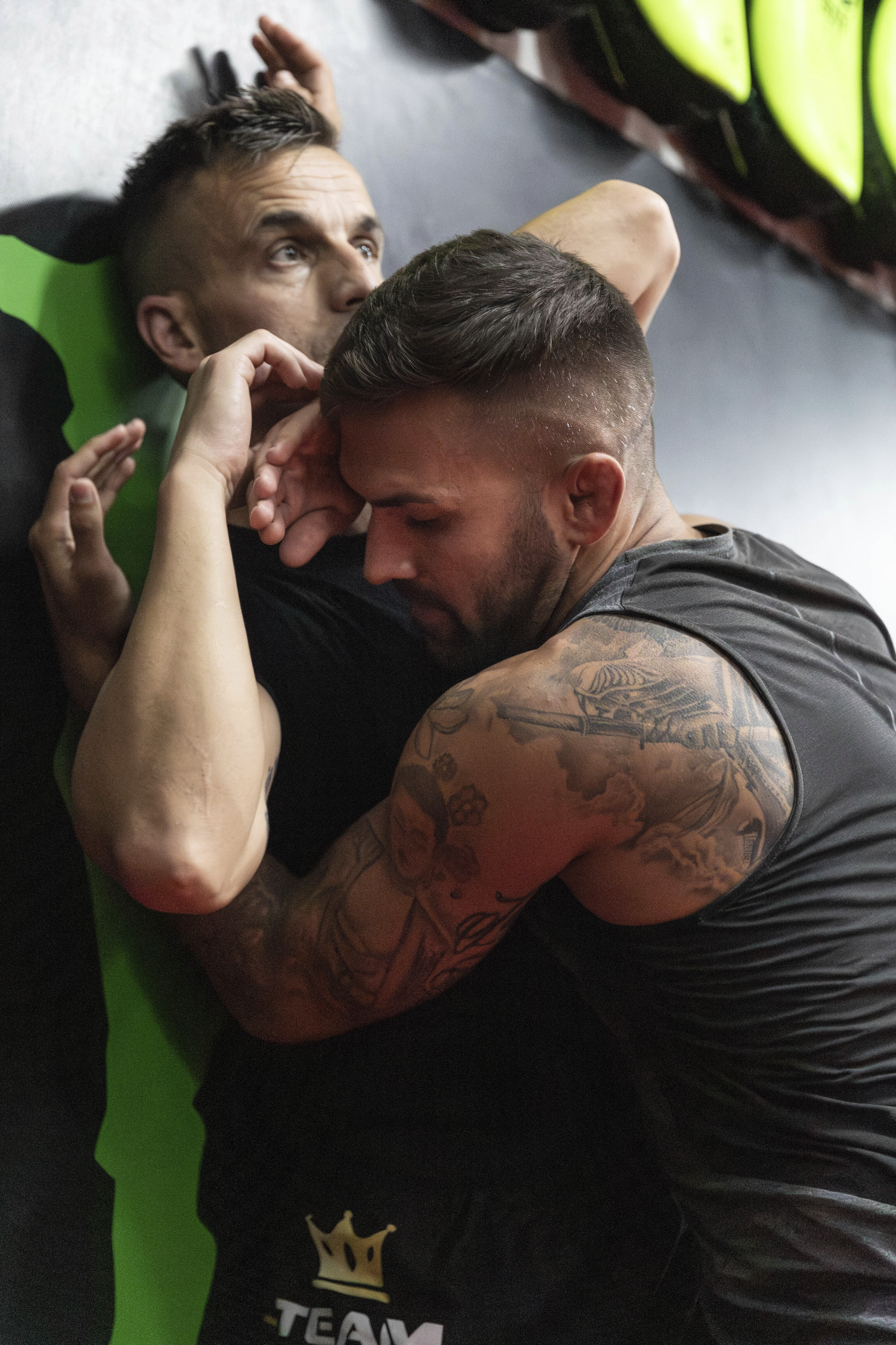 El peleador practicando grappling junto a un 'sparring'.