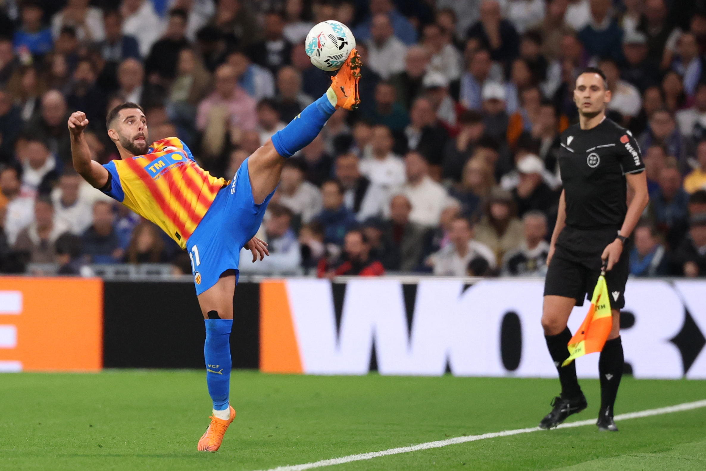 Luis Rioja intenta controlar un balón, el sábado en el Bernabéu.