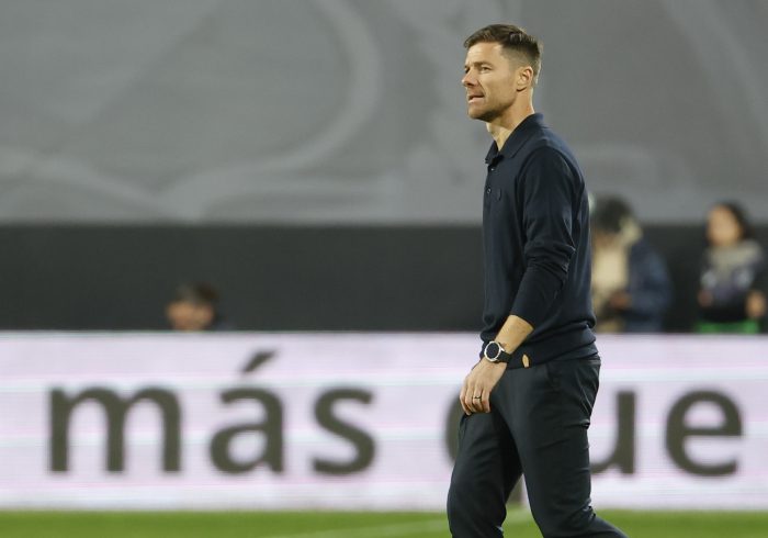 La primera crisis de Xabi Alonso: parálisis en el campo y dudas, mesuradas, en el club