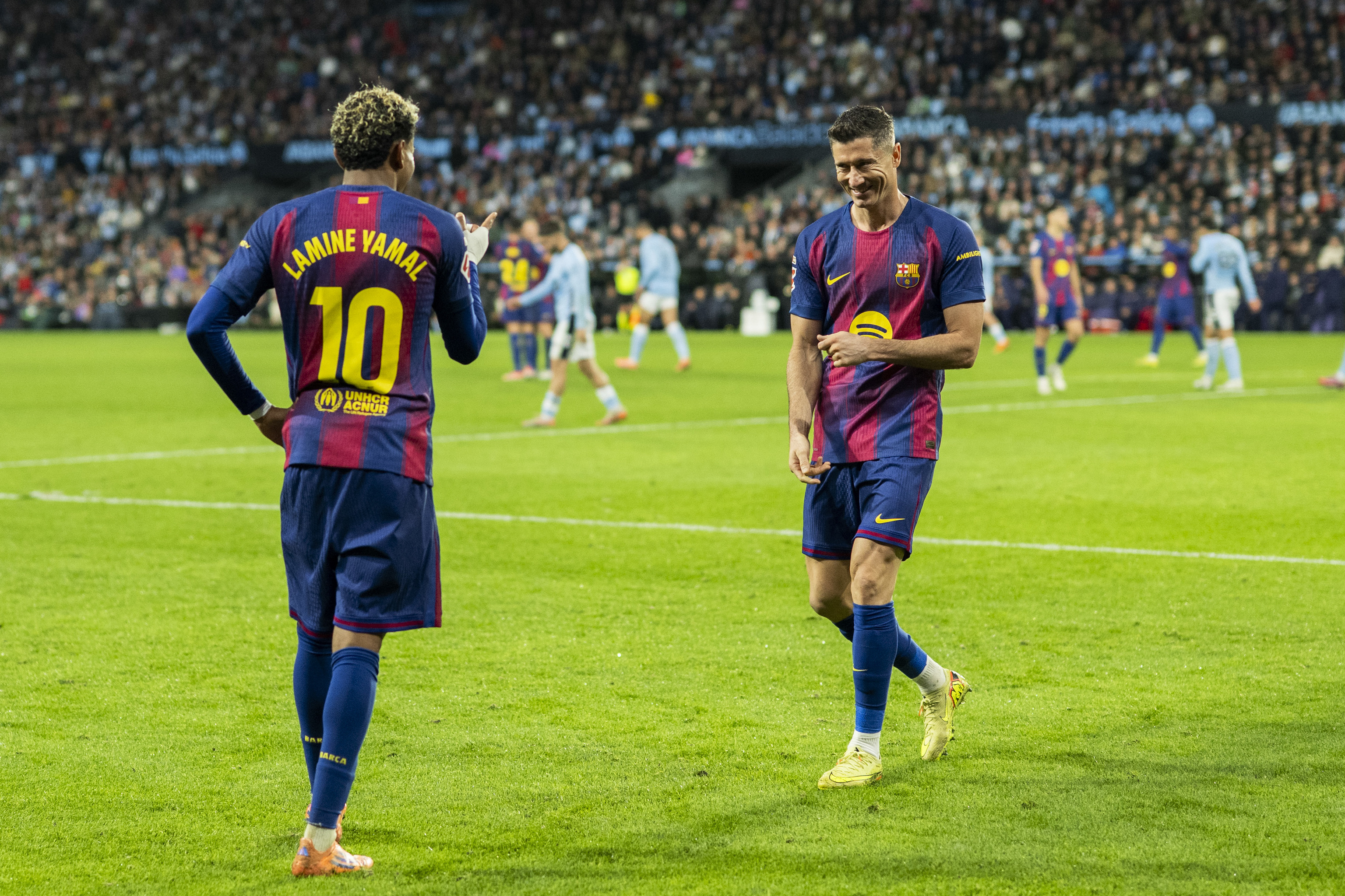 Lamine y Lewandowski celebran uno de los goles del Barça en Vigo.