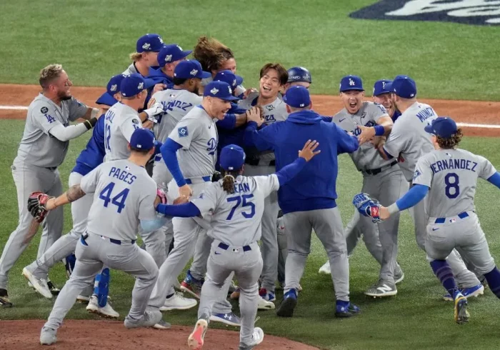Los Dodgers ganan las series mundiales de béisbol tras derrotar a Toronto en el séptimo partido de la final