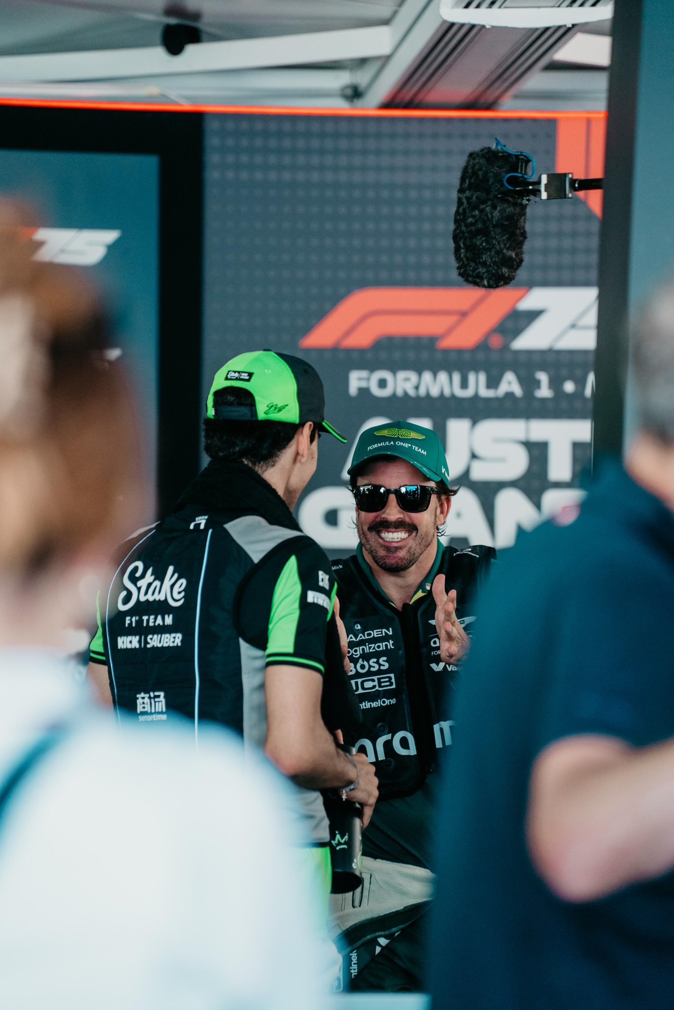 Alonso y Bortoleto, tras el GP de Austria 2025.