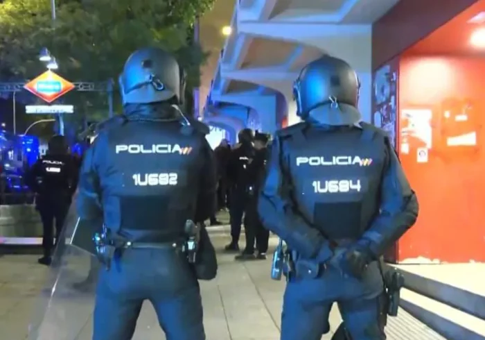 Máxima tensión en Vallecas: la policía blinda el estadio tras las tres provocaciones de los ultras del Lech Poznan que acabaron en una batalla campal de 20 minutos