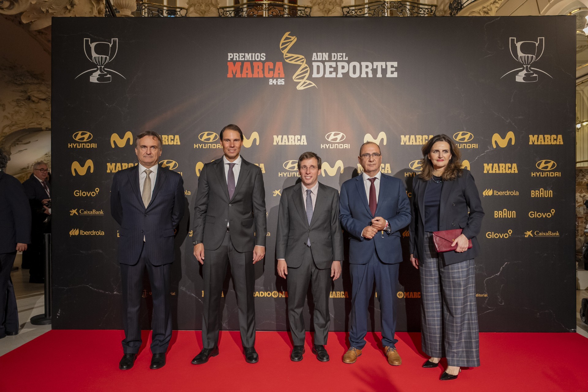 De izquierda a derecha, Marco Pompignoli, presidente de Unidad Editorial; Rafael Nadal; José Luis Martínez-Almeida, alcalde de Madrid; Juan Ignacio Gallardo, director de MARCA, y Laura Múgica, directora general y consejera de Unidad Editorial.