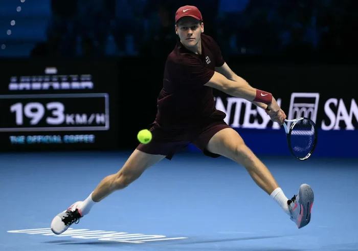 Sinner logra ante Auger-Aliassime su vigesimoséptima victoria consecutiva bajo techo