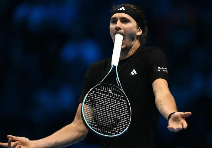 Sinner se zafa de Zverev para llegar a semifinales en Turín