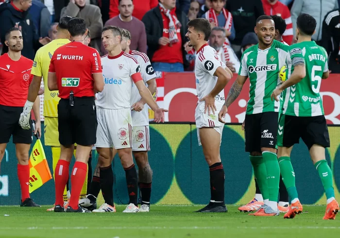 Suspendido durante 15 minutos el Sevilla - Betis por el lanzamiento de objetos desde la grada