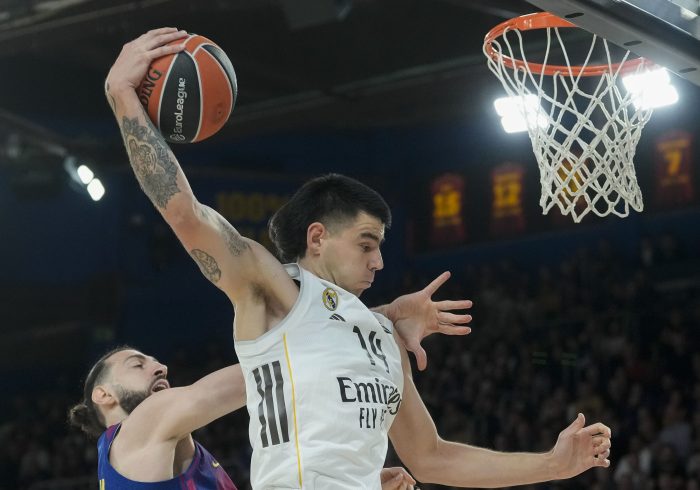 Trey Lyles desata la pañolada en el Palau