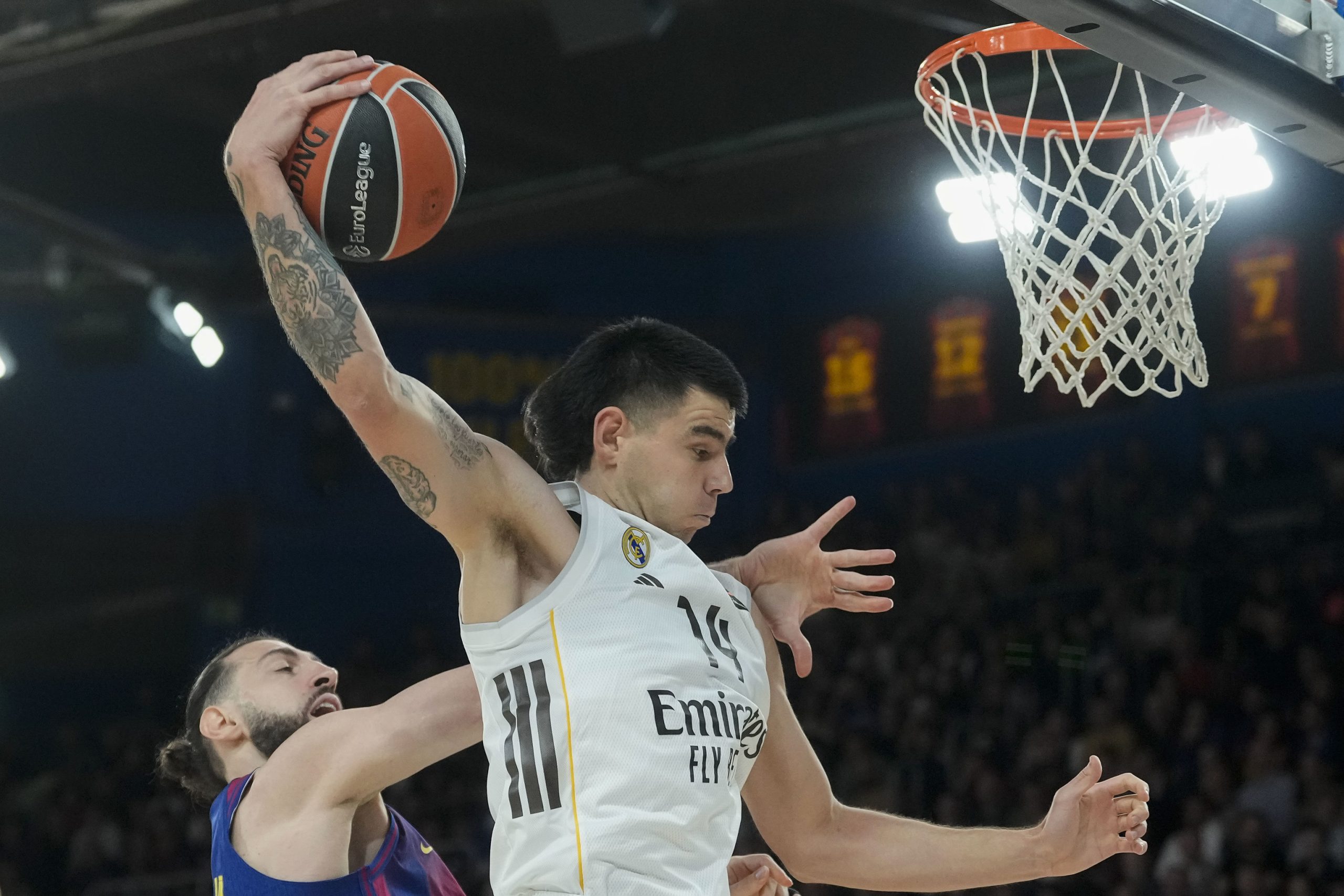 Trey Lyles desata la pañolada en el Palau