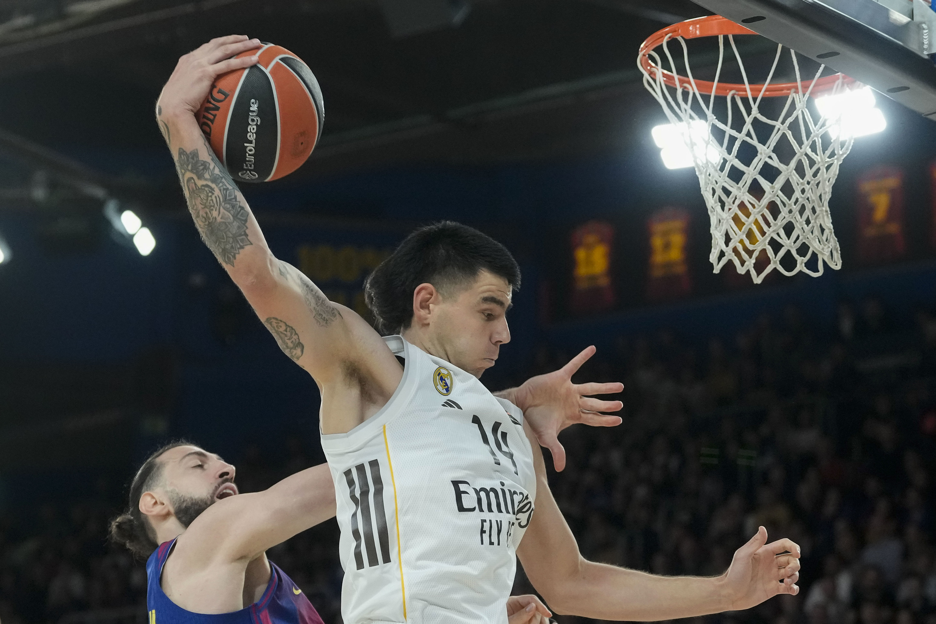 Deck atrapa un rebote ante Shengelia, en el Palau.