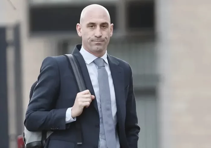 Un hombre lanza huevos contra Luis Rubiales durante la presentación de su libro en Madrid