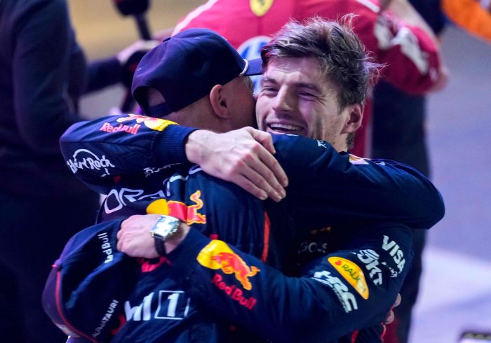 Verstappen aprovecha el disparate de McLaren y Sainz caza un gran podio en Qatar