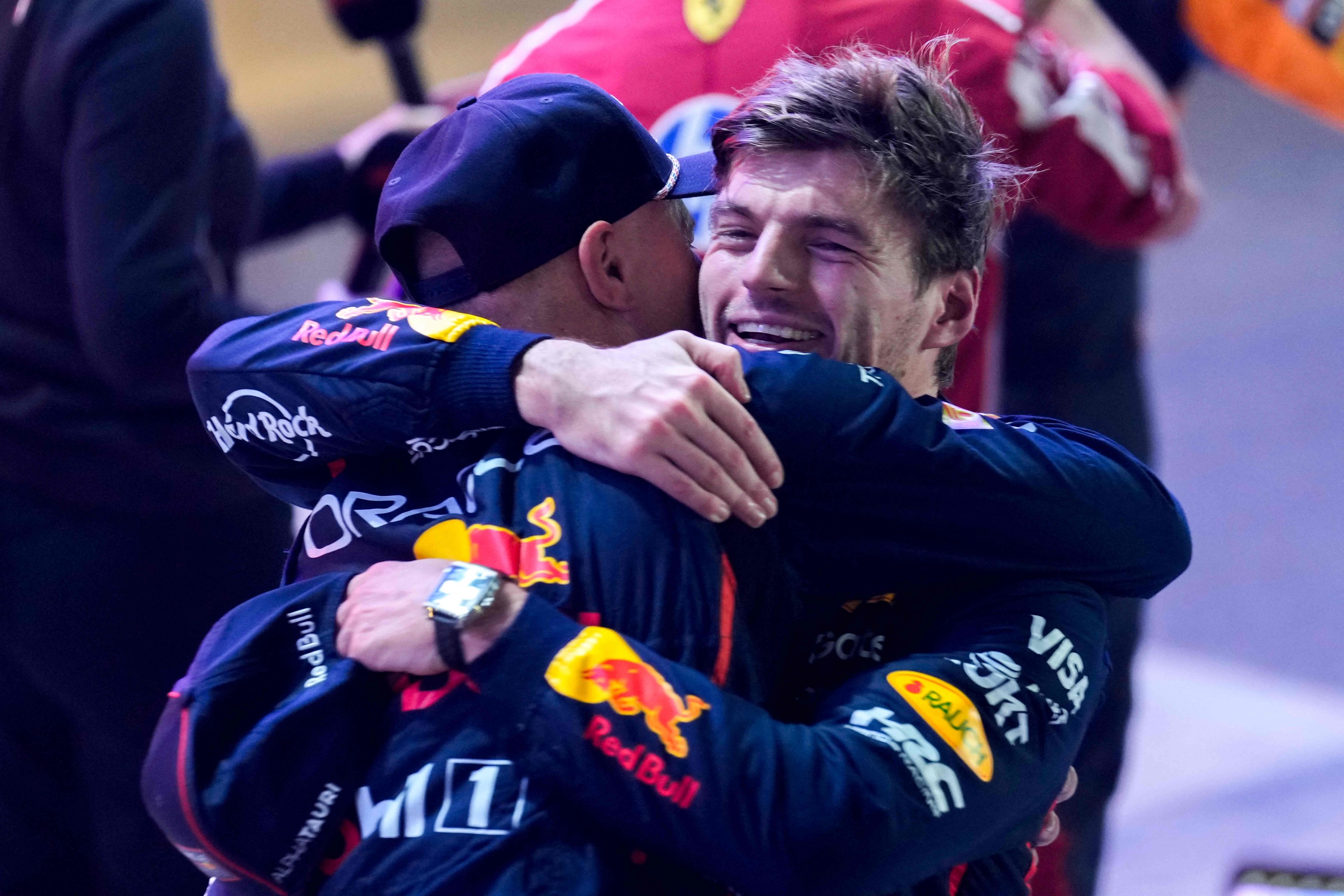 Verstappen celebra su victoria en Losail, con un miembro de su equipo.