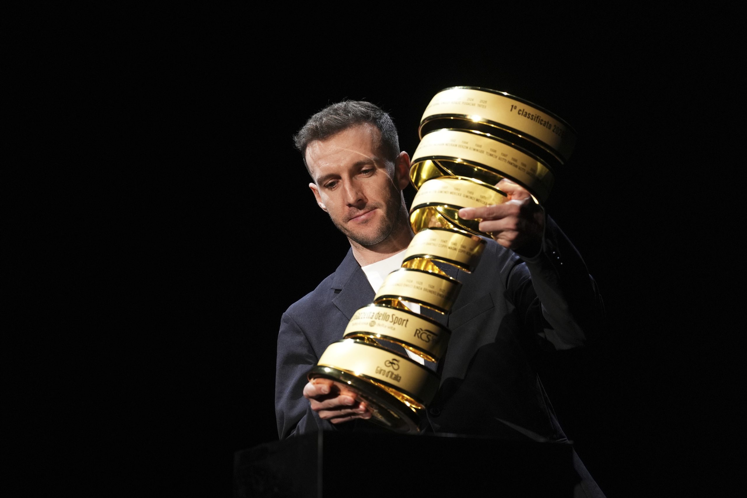 Alberto Contador disecciona el pelotón: Pogacar y sus "riesgos", los "zapatazos" de Van der Poel, el cambio de equipo de Evenepoel y Ayuso y los dos jóvenes que marcarán el futuro