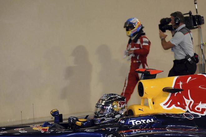 Alonso, abatido, tras el GP de Abu Dhabi 2010.