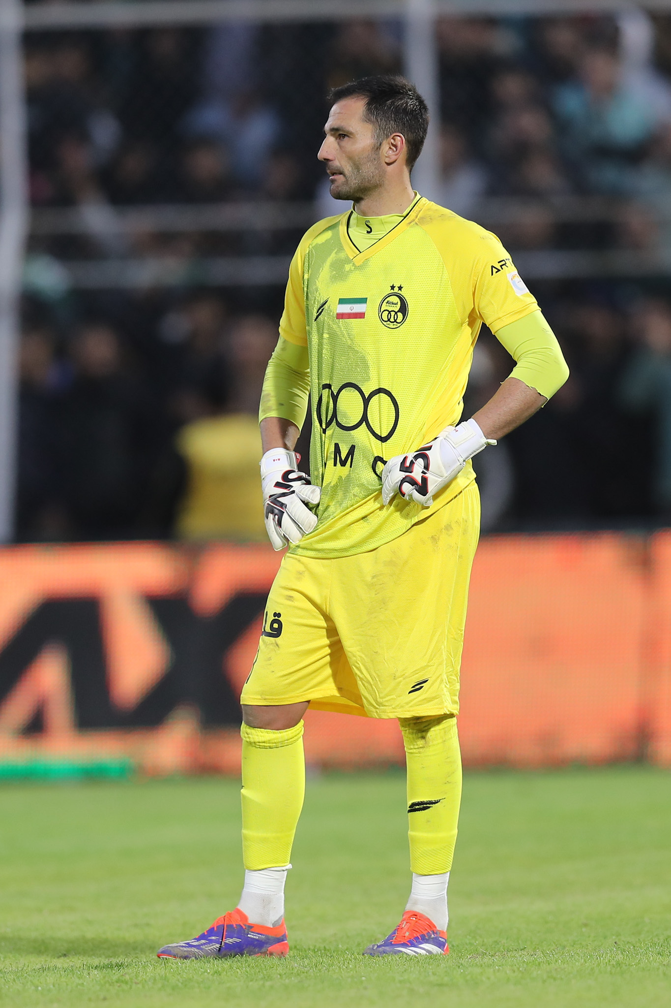 Adán durante un encuentro de la liga iraní.