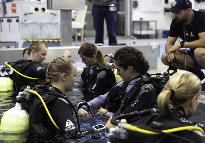 Así es el entrenamiento de los astronautas: ocho horas bajo el agua con un traje de 150 kilos, un 25% menos de músculo en seis meses en la Estación Espacial y riesgo de trombos al volver