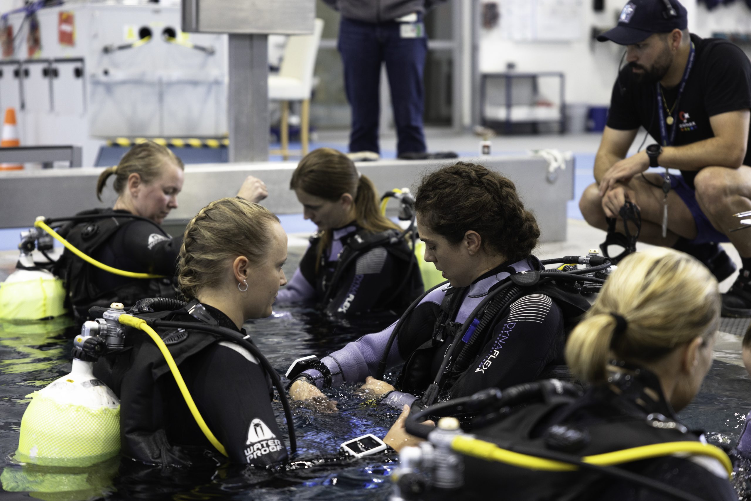 Así es el entrenamiento de los astronautas: ocho horas bajo el agua con un traje de 150 kilos, un 25% menos de músculo en seis meses en la Estación Espacial y riesgo de trombos al volver