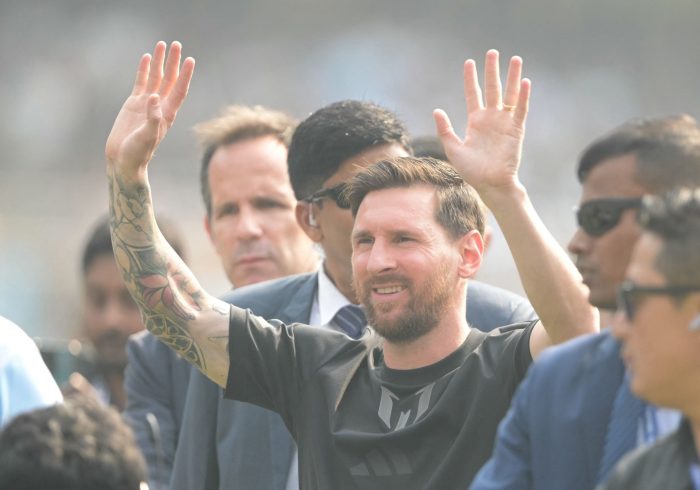Cargas policiales y denuncias de "estafa" durante la caótica visita de Messi a Calcuta: "Pagué más de 100 euros y no le vi ni la cara"