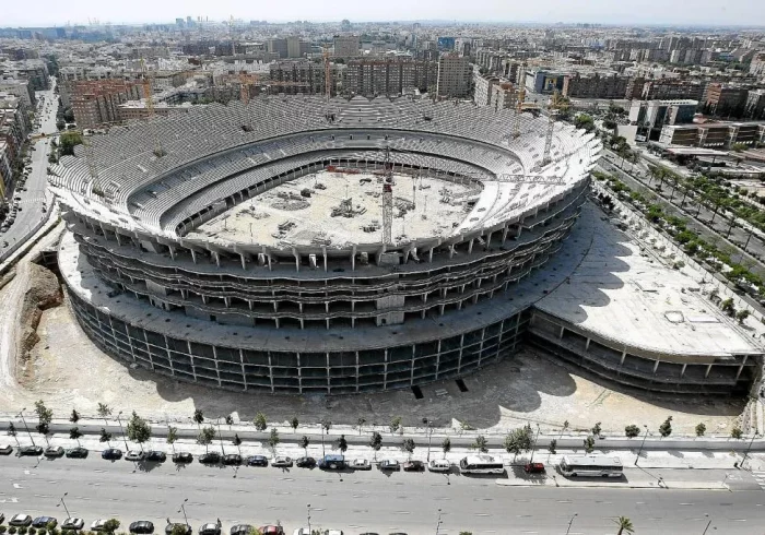 Comienza el izado de los pilares de la cubierta del Nou Mestalla